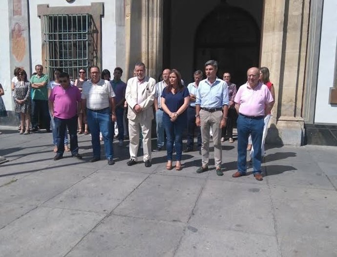 Carrillo (centro) encabeza la concentración silenciosa en Diputación