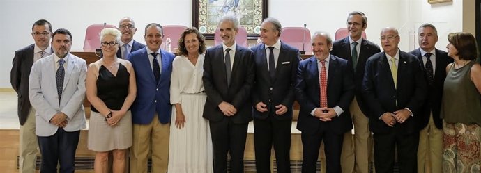 Firma del convenio de colaboración entre Salud y farmacéuticos. 