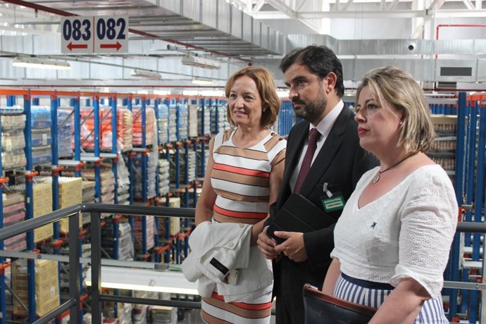 Carmen Ortiz en el centro logístico de Mercadona en Guadix