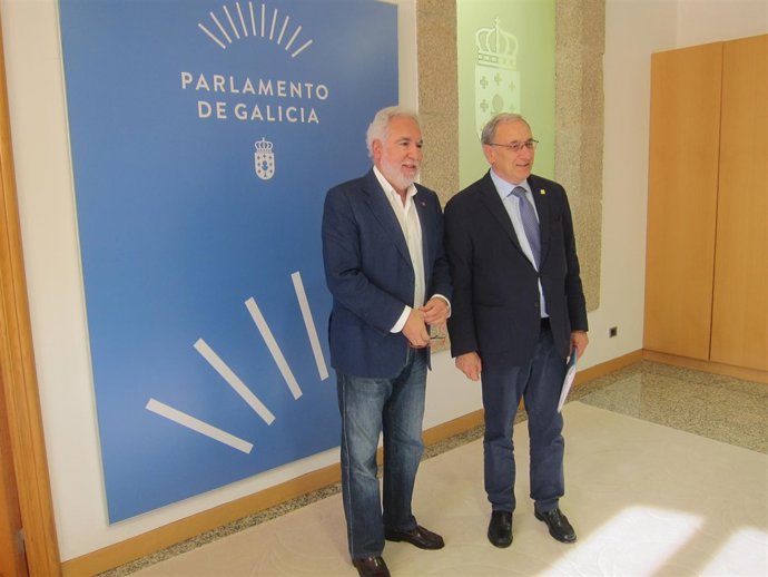 El presidente del Parlamento, Miguel Santalices, y el director xeral de la CRTVG