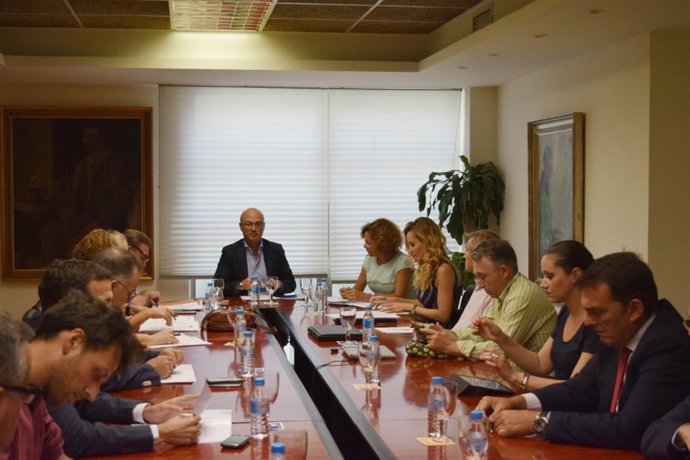 Hernández preside la reunión del Consejo Asesor Regional de Comercio