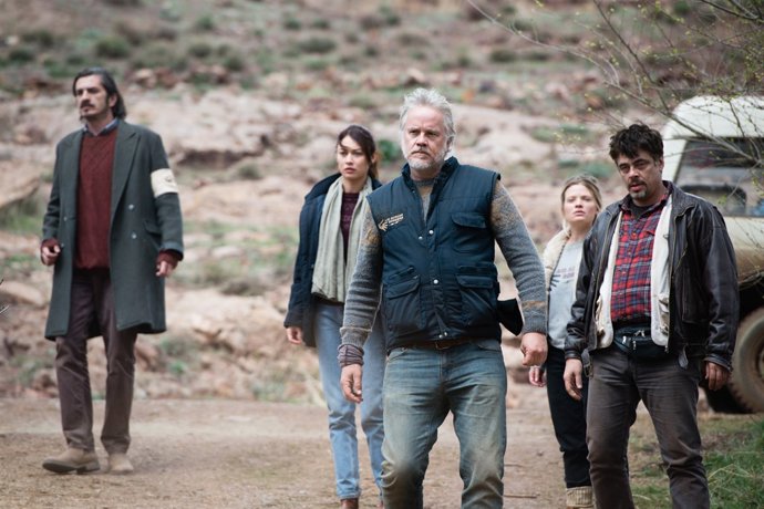 Foto de la película 'Un día perfecto', con Benicio del Toro y Tim Robbins