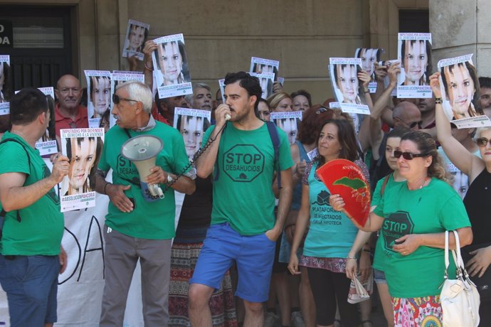 Concentración ante los juzgados de Sevilla con la presencia de Cristina Honorato