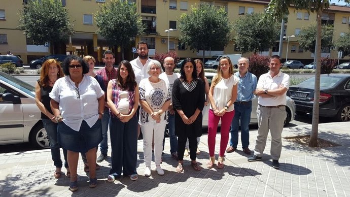 Romero (centro), con miembros del Instituto Halal, en el minuto de silencio