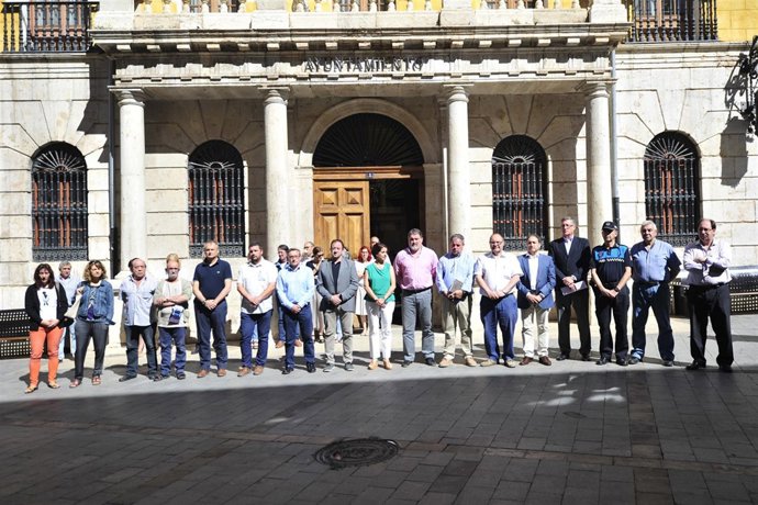 Concentración en el Ayuntamiento de Teruel por el atentado de Niza.
