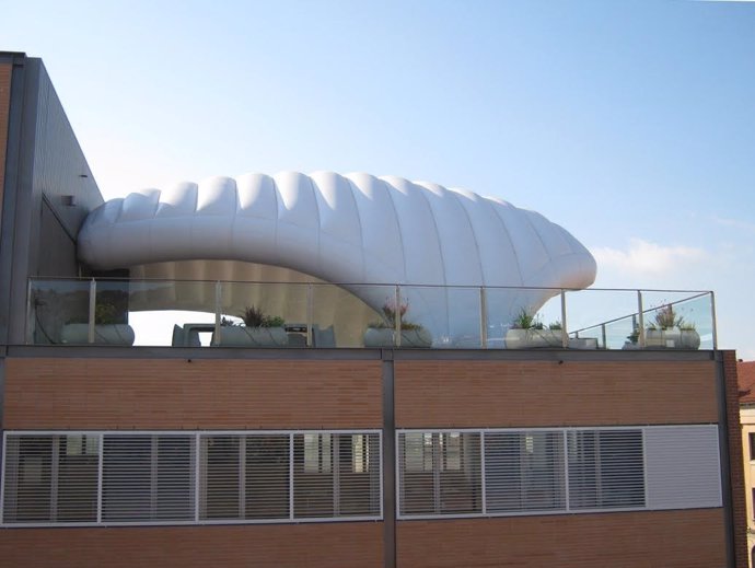 Terraza del edificio del Cimne en el Campus Norte de Barcelona