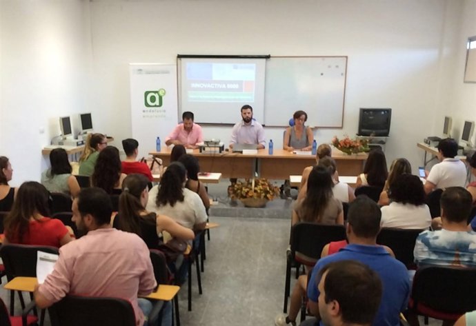El director de IAJ informa a jóvenes emprendedores sobre Innovactiva 6.000