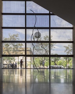 Figura en movimiento (1984) de Andreu Alfaro en el hall del IVAM.Jpg