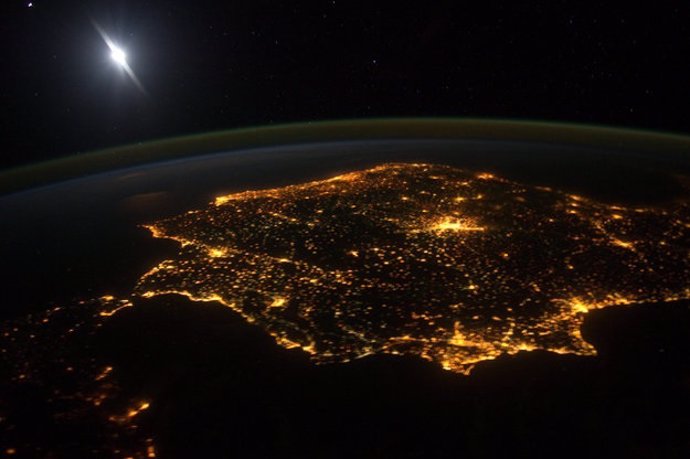 La península ibérica de noche desde el espacio