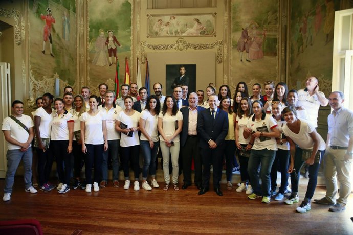 Recepción a la selección de balonmano femenino en Torrelavega