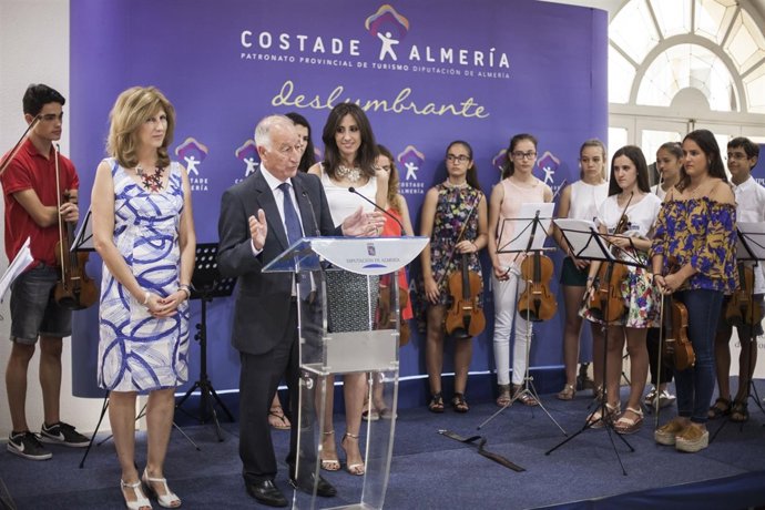 Los músicos de la Orquesta Joven Barroca de Roquetas, en el Palacio Provincial.