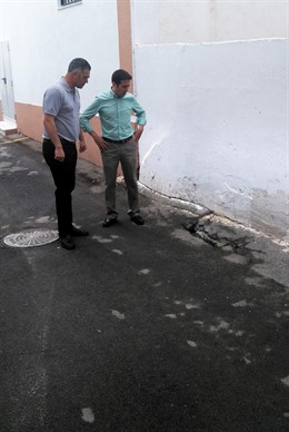 El diputado Óscar Liria comprueba el avance de las obras en Olula del Río.