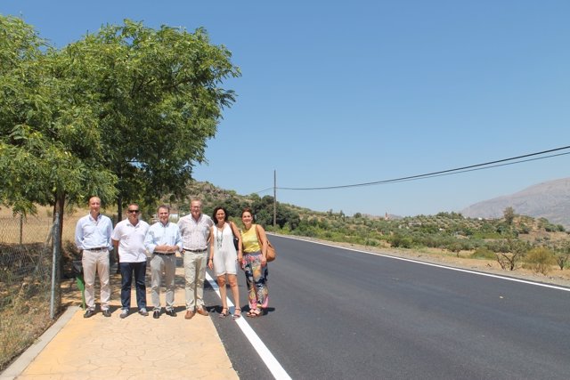 Fernández España en la visita a una carretera de Álora