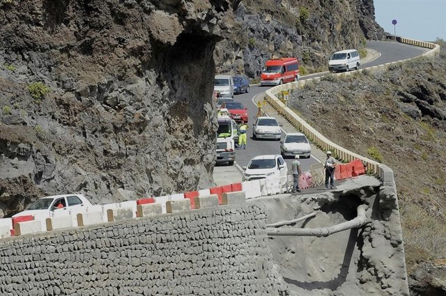 Traslado de los vehículos que quedaron atrapados en Teno