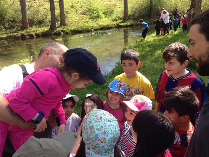Escolares del medio rural participan en los muestreos de 'Explora tu río' 
