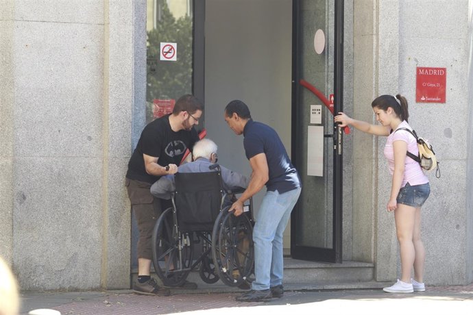 Dependiente, silla de ruedas, paralítico