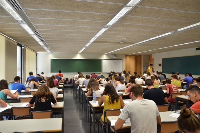 Alumnos realizando la Selectividad