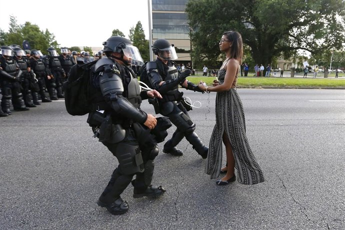 Una mujer frente a la policía en una manifestación en Baton Roche