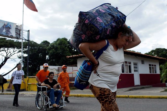 Venezolanos cruzan la frontera