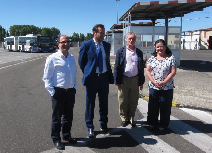 Luis Vélez (i), junto al alcalde de Valladolid y técnicos de Auvasa