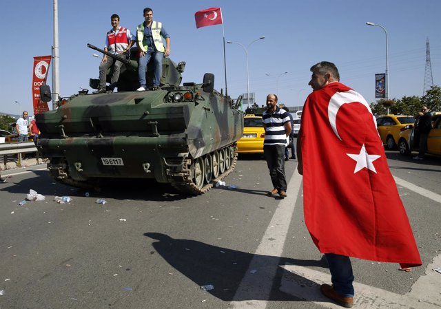 Un manifestante junto a un carro blindado en Estambul