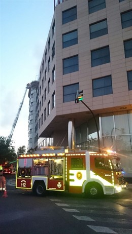 Los bomberos trabajan en un hotel de Valencia