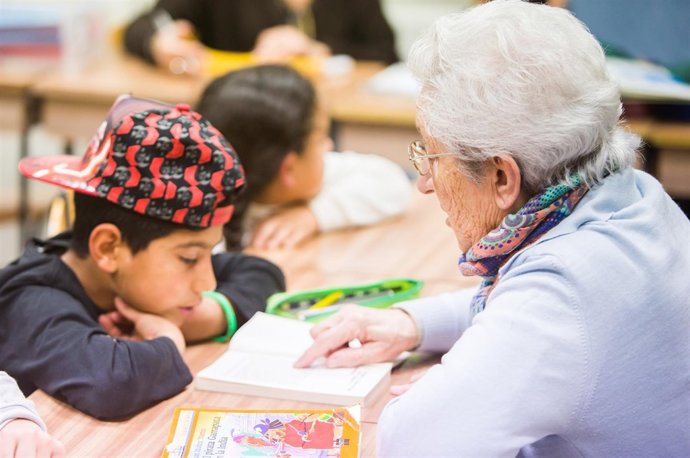 Un niño y una mujer en un programa de atención social