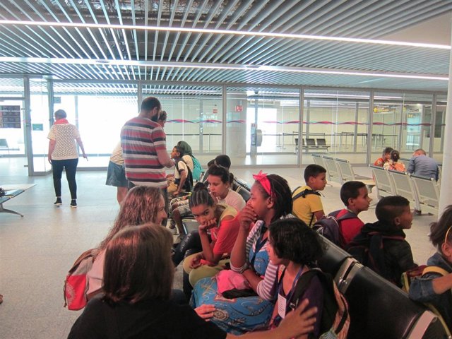 Los niños saharauis tras su llegada al aeropuerto de Santiago