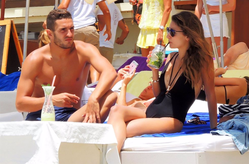 Koke junto a su novia Beatriz Espejel disfrutando de sus vacaciones en Ibiza.