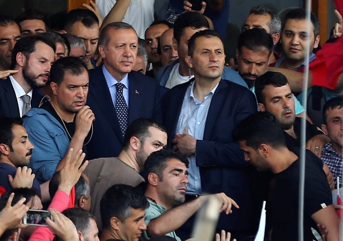 El presidente turco, Recep Tayyip Erdogan, recibido por una multitud en Estambul