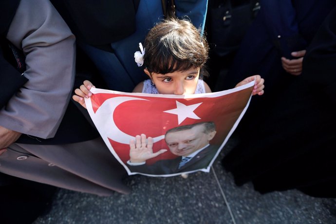Una niña palestina con un cartel del presidente turco, Recep Tayyip Erdogan