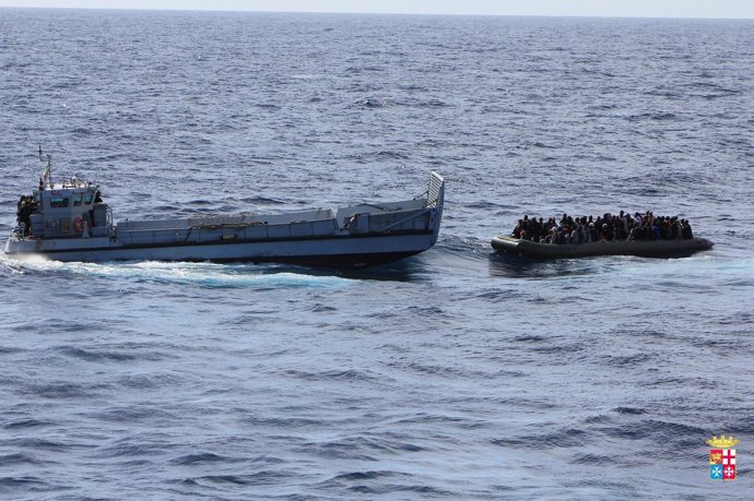 La Marina italiana rescata a inmigrantes a bordo de una lancha