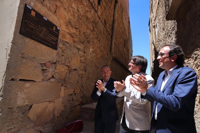 El alcalde de Riba-roja d'Ebre, el presidente Puigdemont y el conseller Rull