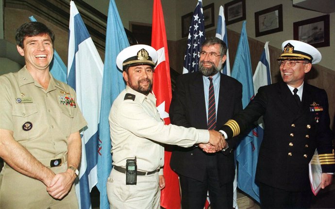 Akin Ozturk, a la derecha, da la mano al coronel israelí Yuval Melamed 