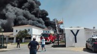 Sucesos.- AMPL.- Declarado un incendio en la fábrica de Ybarra en Dos Hermanas