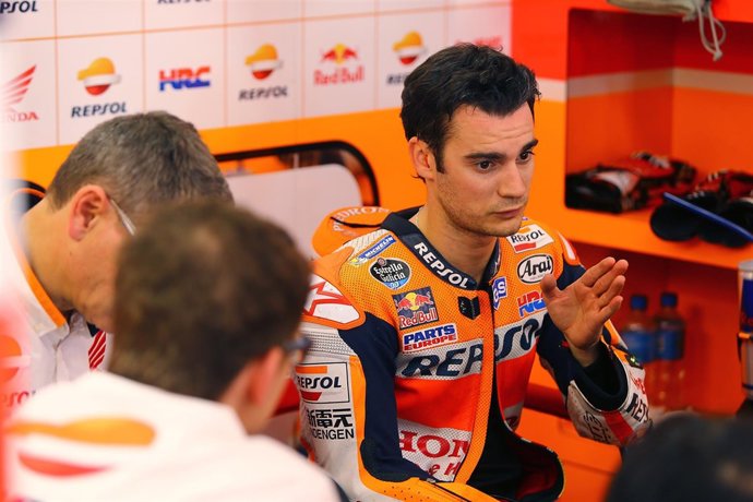 Dani Pedrosa dando indicaciones a sus mecánicos en el Gran Premio de Argentina
