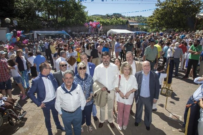 Autoridades en el Carmen en Revilla de Camargo 