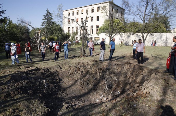 Cráter de un obús junto a la sede del Parlamento turco