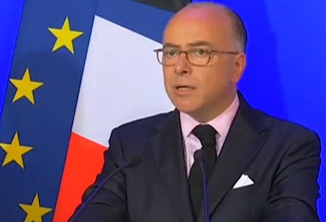 El ministro del Interior francés, Bernard Cazeneuve