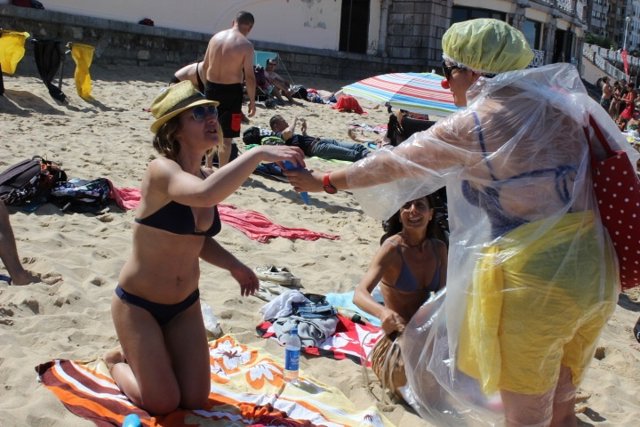 Reparto de ceniceros en las playas de San Sebastián