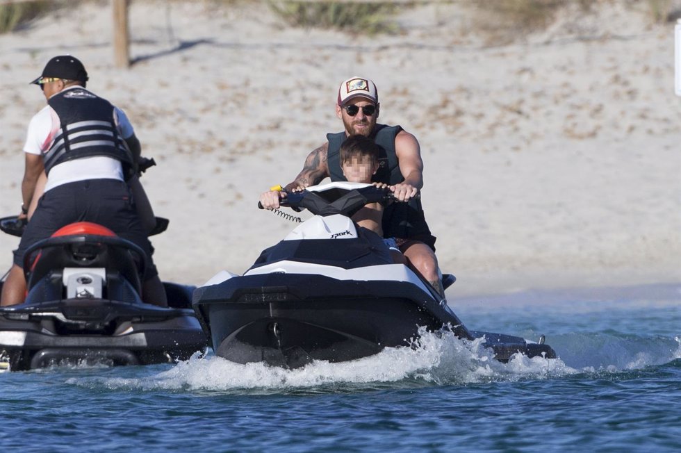 Leo Messi junto a Thiago en una moto de agua