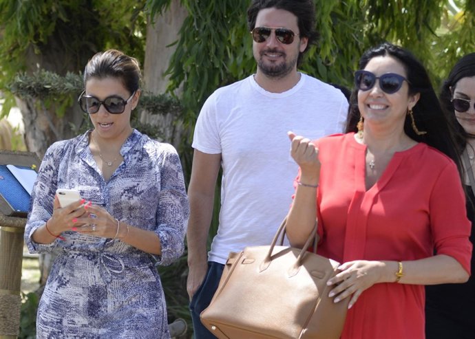 Eva Longoria junto a su gran amiga María Bravo saliendo de un chiringuito