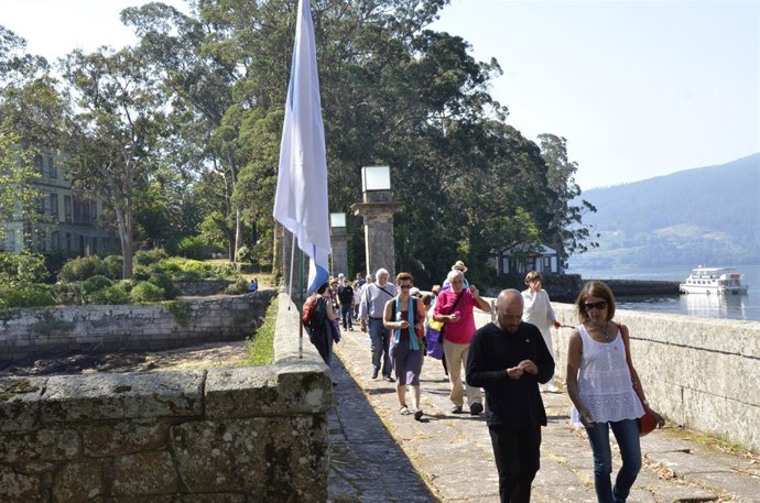 Los participantes en la actividad, durante su ruta por la Illa de San Simón