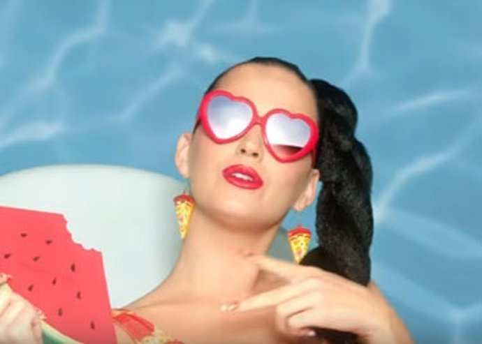 Kate Perry en su videoclip de 'This is how we do'