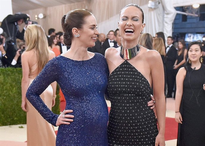 Emily Blunt (izquierda) y Olivia Wilde