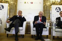 Felipe González avisa de que en Venezuela no cabe el diálogo "para ganar tiempo" porque hacen falta respuestas urgentes