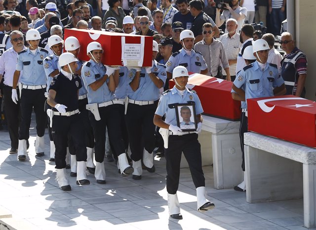 Policías turcos durante el funeral de una víctima del golpe de Estado fallido