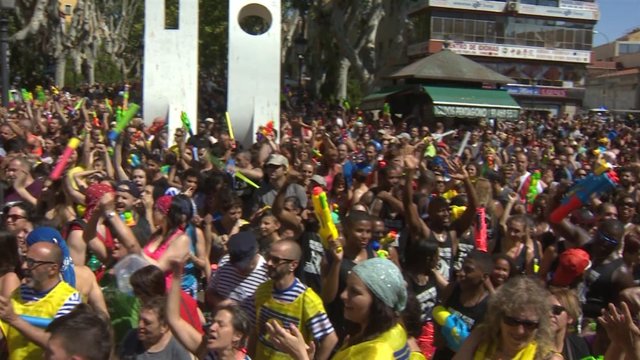 Miles de personas se mojan en la 'Batalla Naval de Vallecas'