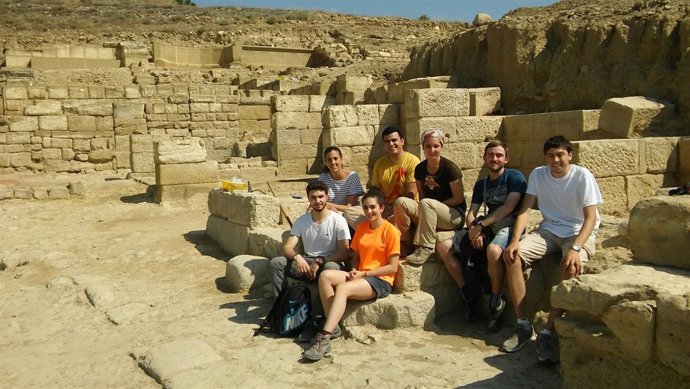  Los Estudiantes En El Yacimiento Arqueológico De Los Bañales 