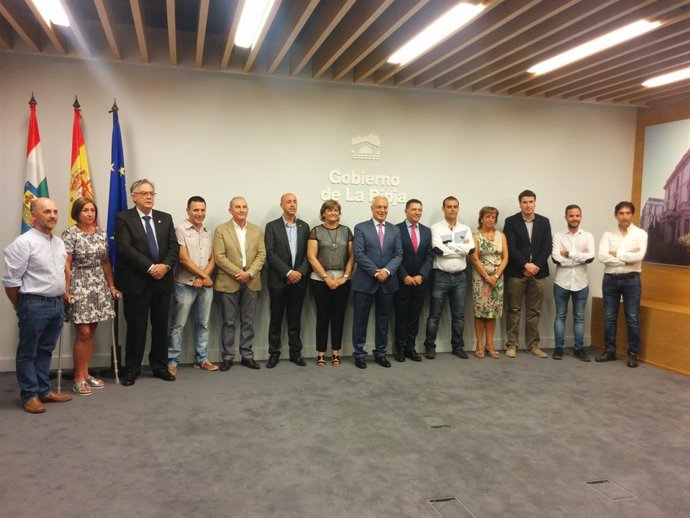 Ceniceros y Cuevas, con los doce alcaldes firmantes